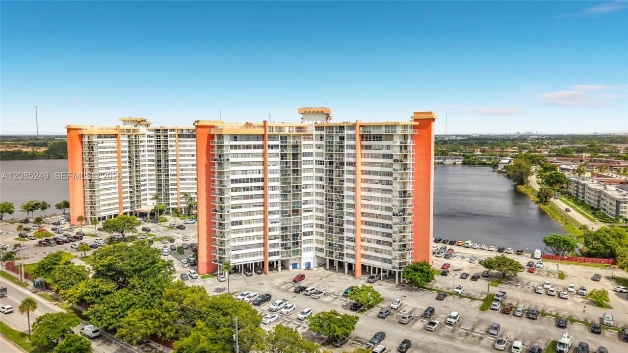 1351 NE Miami Gardens Dr 1414E, Miami, Floryda 33179, USA