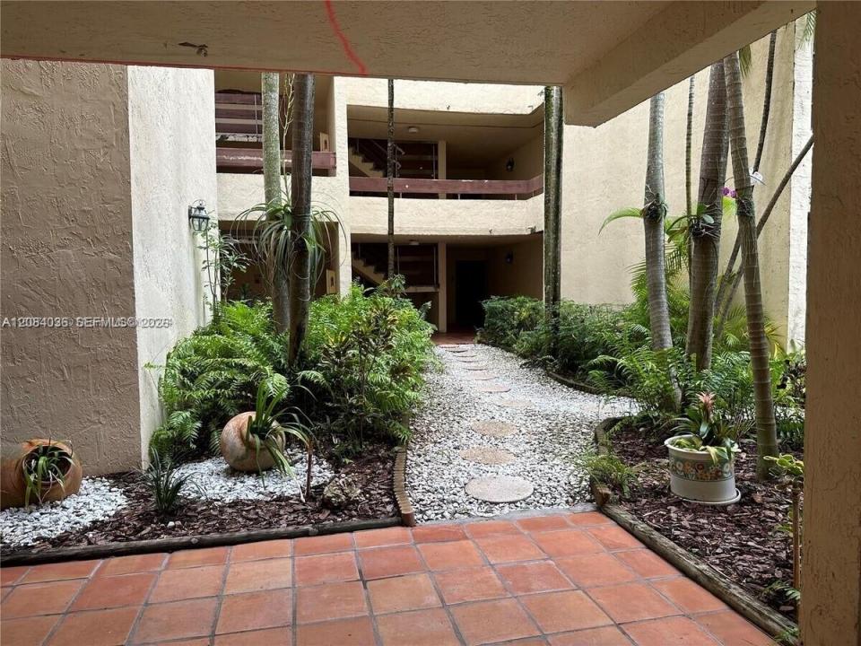 12455 SW 93rd Ter 204T, Miami, Florida 33186, USA