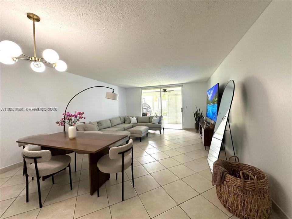 620 NE 12th Ave 102, Hallandale Beach, Florida 33009, USA