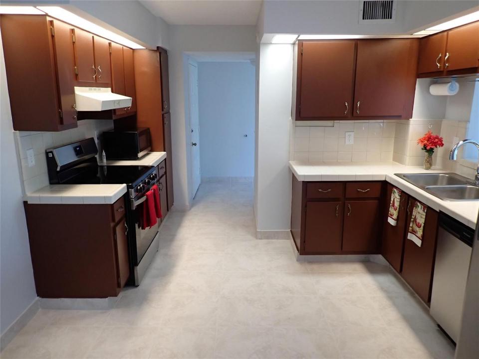 106 Lake Emerald Drive 401, Oakland Park, Floride 33309, États-Unis
