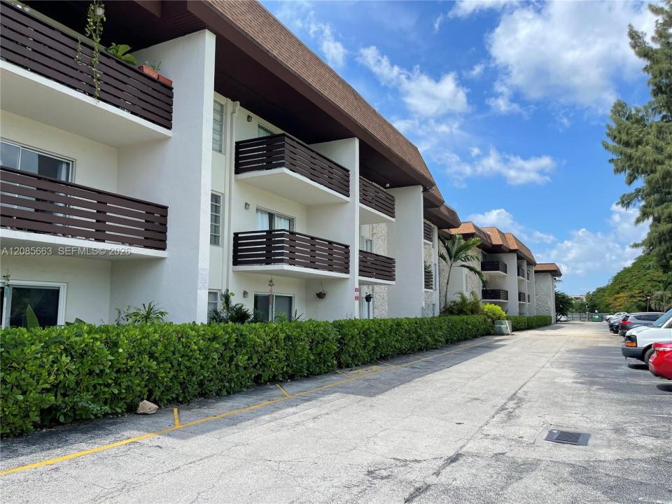 7487 SW 82nd St C202, Miami, Florida 33143, USA