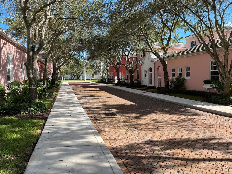 570 Loretto Ave 10, Coral Gables, Floryda 33146, USA