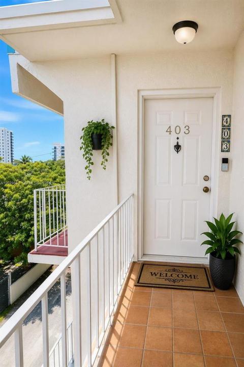 2138 SW 6th St 403, Miami, Florida 33135, USA