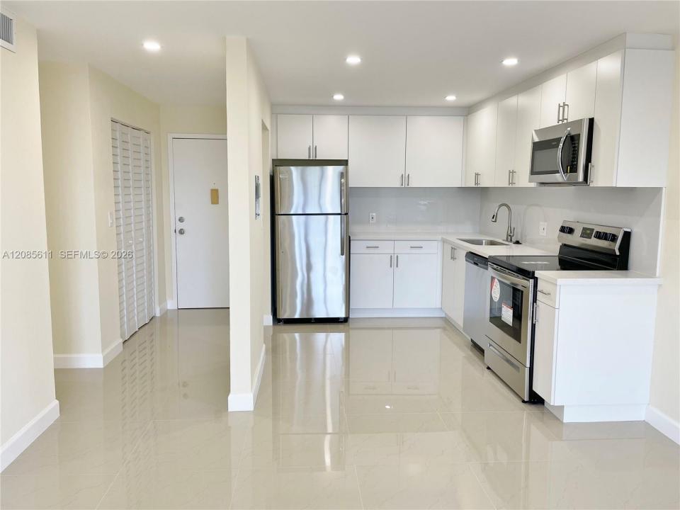 16851 NE 23rd Ave A411, North Miami Beach, Florida 33160, Stati Uniti