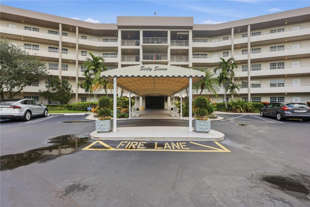 555 Oaks Ln 309, Pompano Beach, Florida 33069, USA