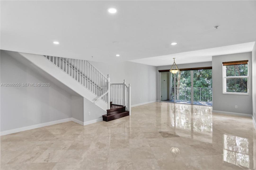 7564 SW 102nd St 211, Pinecrest, Florida 33156, USA