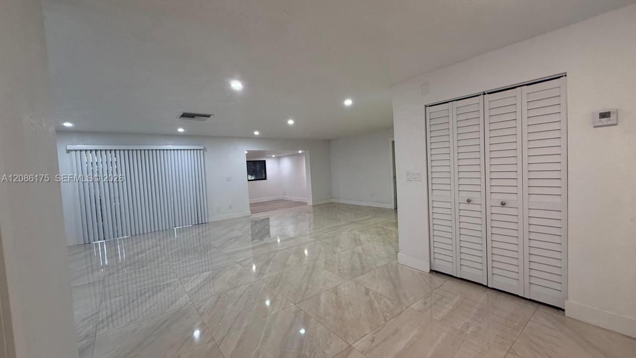 19109 E Lake Dr, Hialeah, Florida 33015, USA