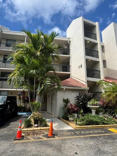 116 Lake Emerald Dr 202, Oakland Park, Florida 33309, USA