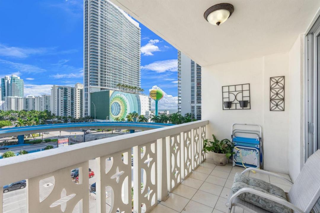 1825 S Ocean Drive 703, Hallandale Beach, Floride 33009, États-Unis