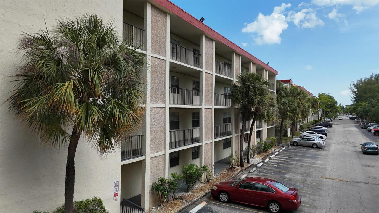 3070 NW 48TH Terrace 414, Lauderdale Lakes, Floride 33313, États-Unis