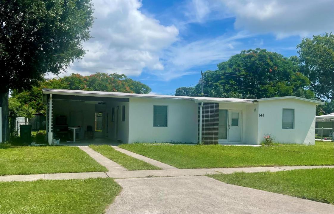 141 SE Bonita Court, Port St. Lucie, פלורידה 34983, ארצות הברית של אמריקה