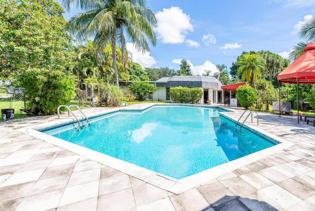 5104 White Oak E Lane, Tamarac, Florida 33319, USA
