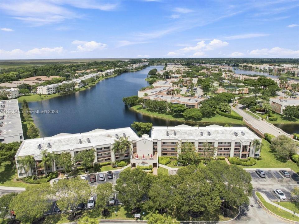10668 W Clairmont Cir 303, Tamarac, Florida 33321, USA