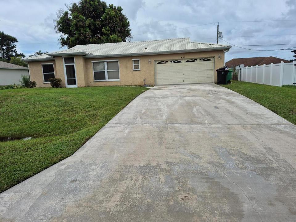 435 SW KABOT Avenue, Port St. Lucie, Florida 34953, USA