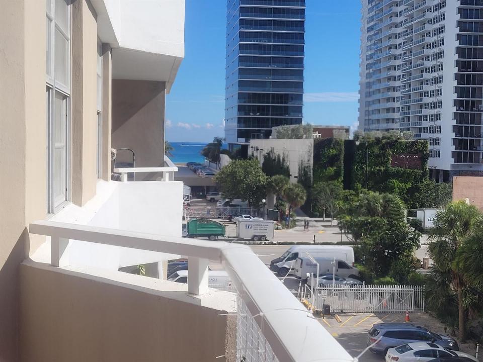 1985 S OCEAN Drive 3A, Hallandale Beach, Florida 33009, USA