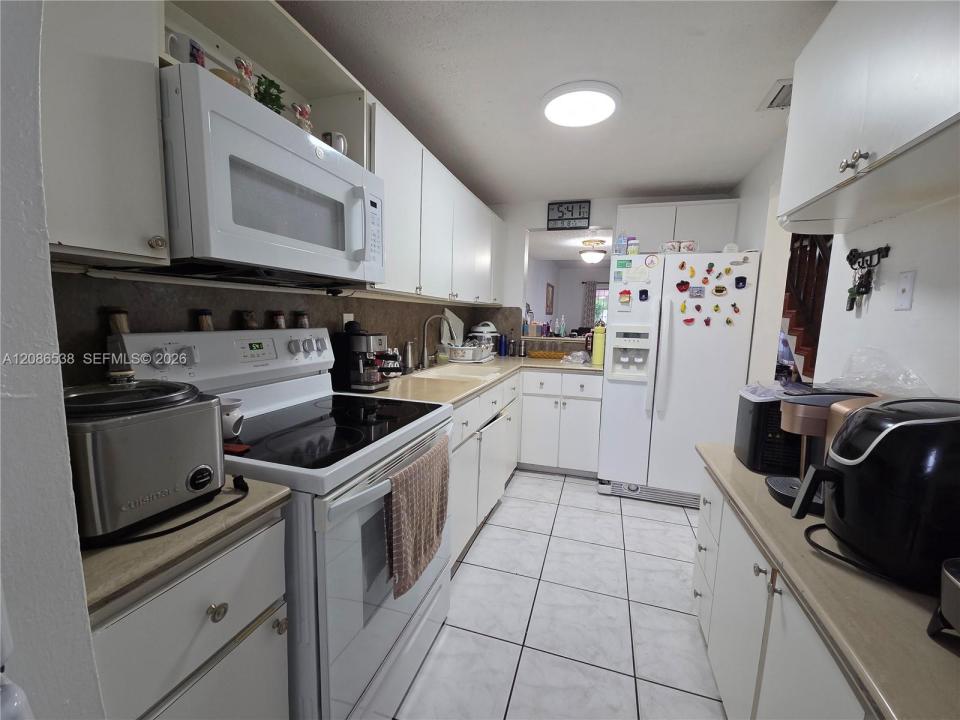 1784 W 56th Ter 401, Hialeah, Floryda 33012, USA