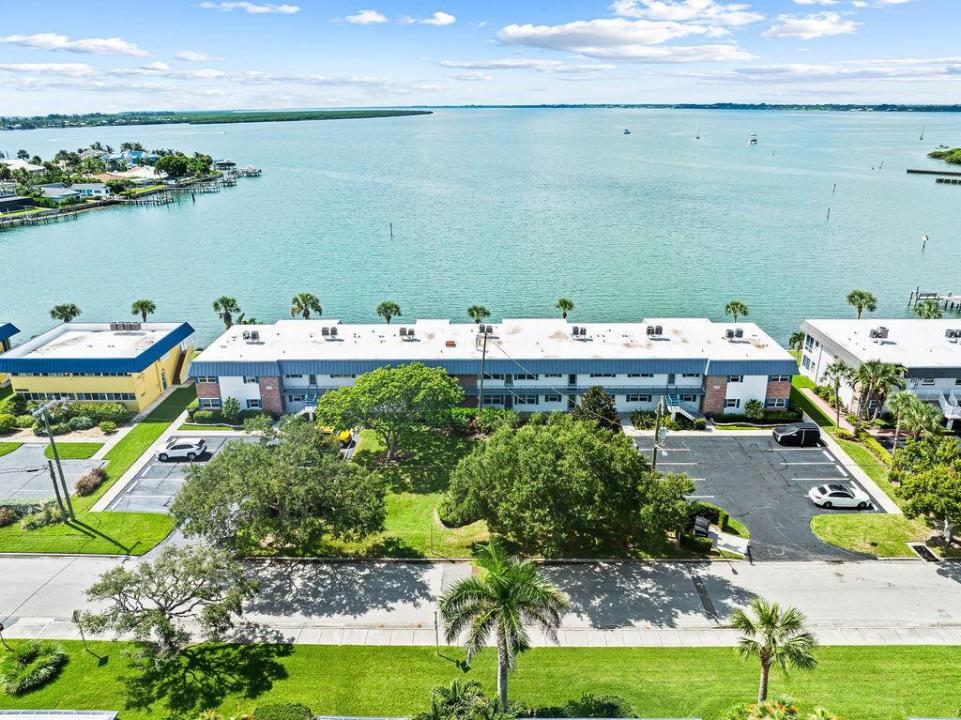 1177 BAYSHORE Drive 204, Hutchinson Island, Florida 34949, USA