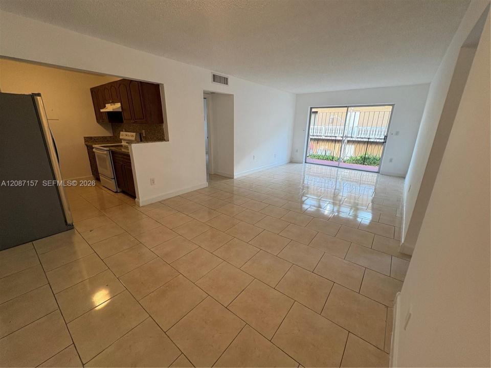 633 S Royal Poinciana Blvd B218, Miami Springs, Florida 33166, Stati Uniti