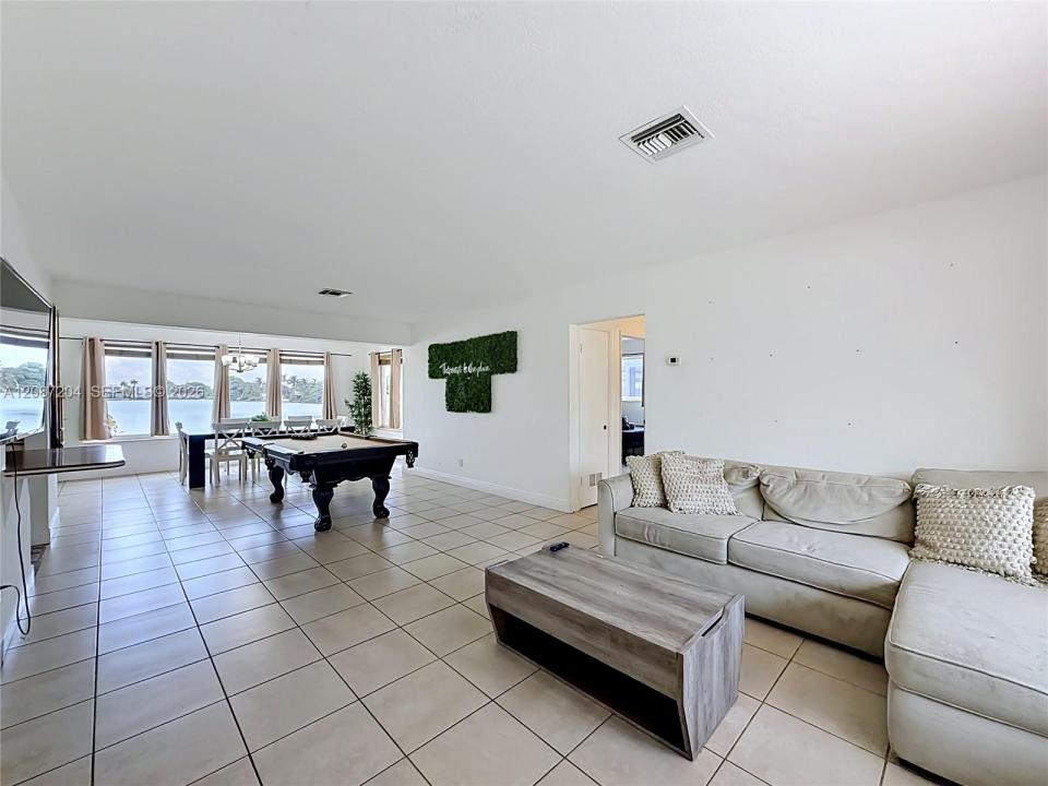 2501 NE 209th Ter, Miami, Florida 33180, USA