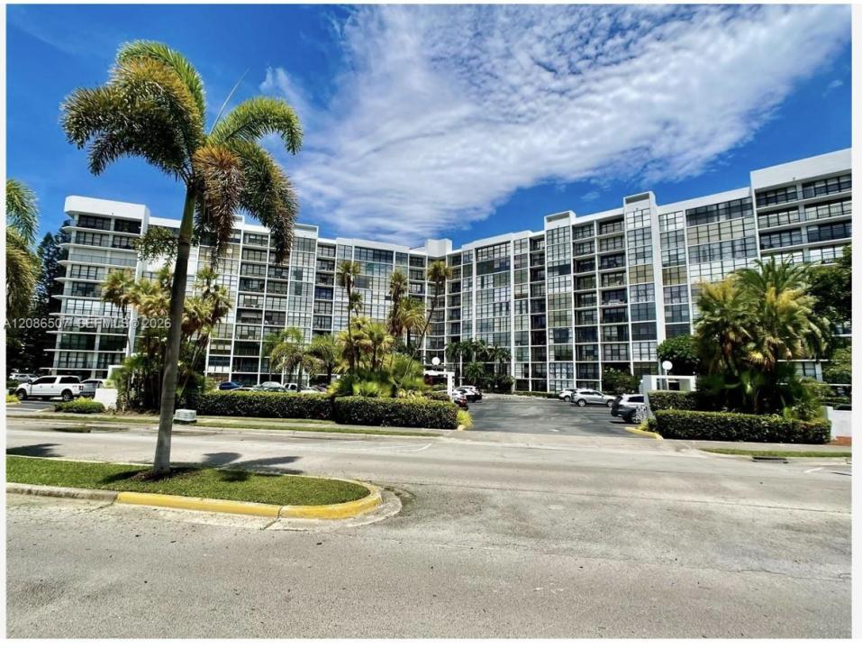 800 Parkview Dr 106, Hallandale Beach, Florida 33009, USA