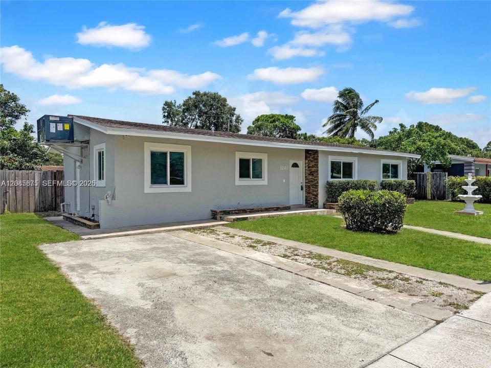 3241 NW 4th St, Lauderhill, Florida 33311, USA