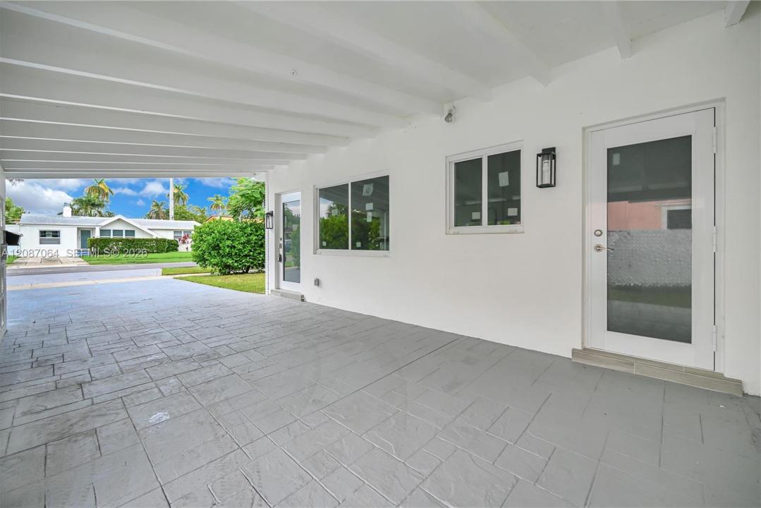 1018 NE 7th St, Hallandale Beach, Florida 33009, USA