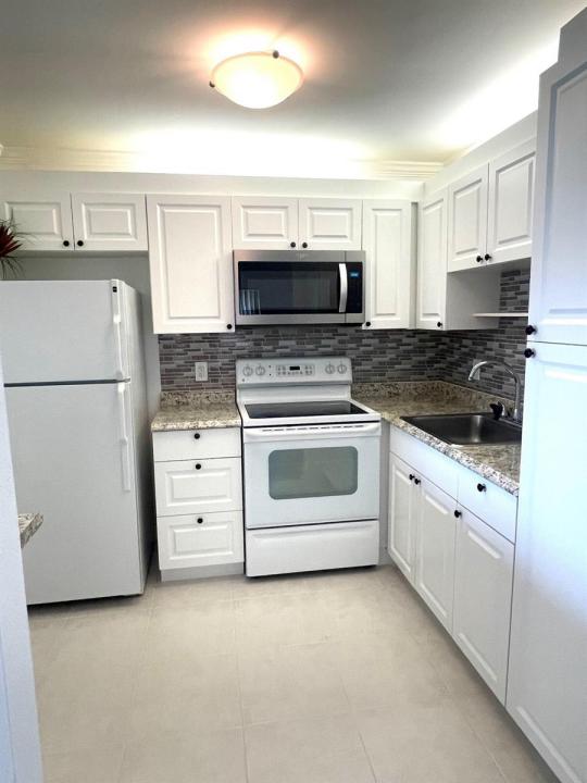 114 Valencia E, Delray Beach, Florida 33446, USA