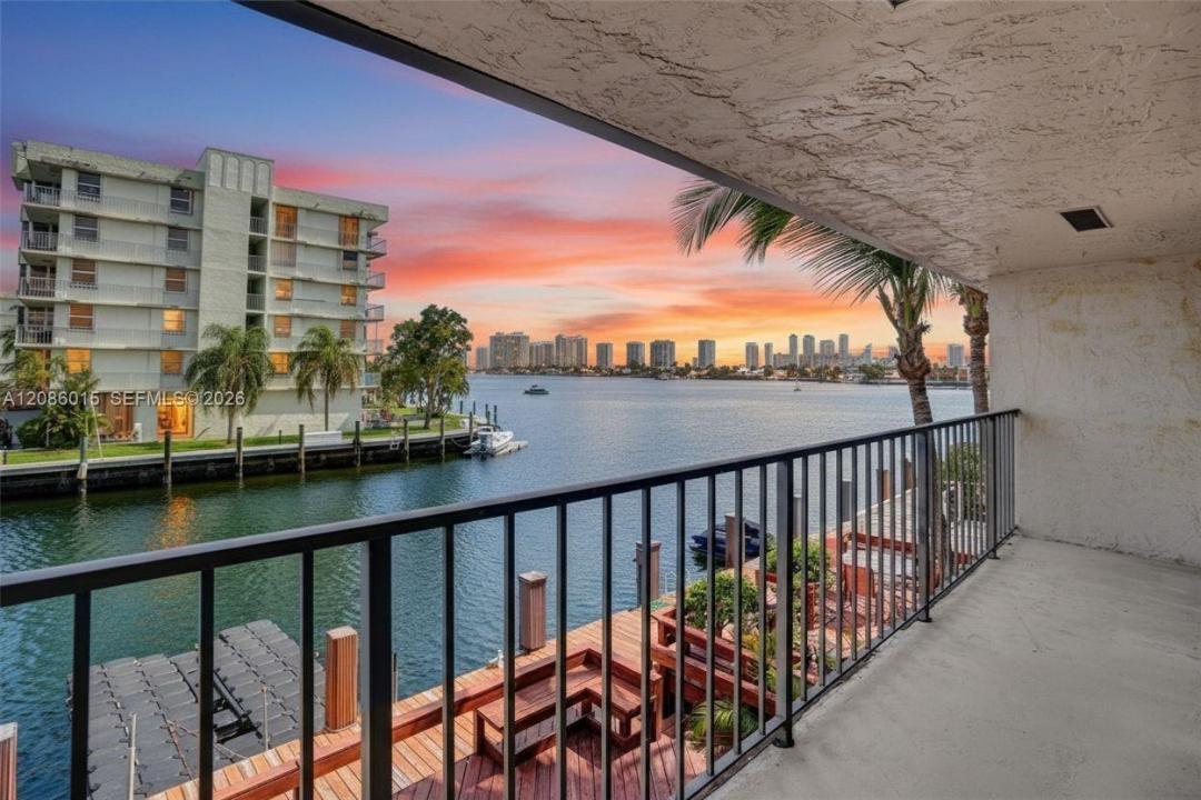 2689 NE 165th St 56, North Miami Beach, Florida 33160, Stati Uniti