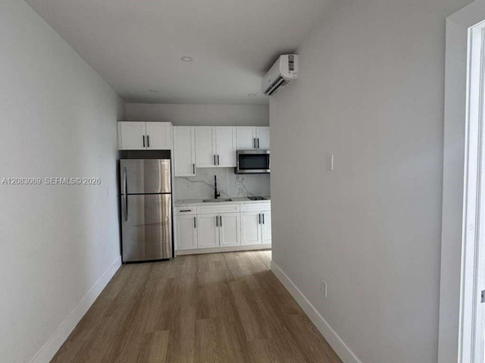 2425 SW 6th St 11, Miami, Floryda 33135, USA