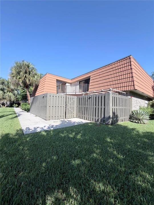 11006 N Harmony Lake Cir, Davie, Florida 33324, USA