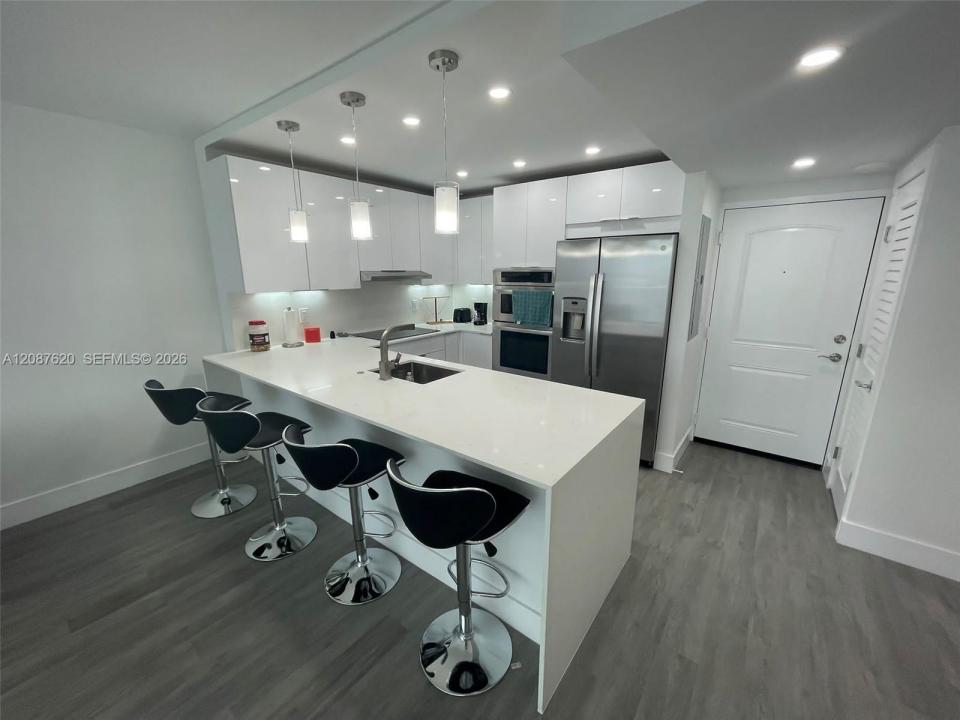 100 Bayview Dr 1123, Sunny Isles Beach, Florida 33160, Stati Uniti
