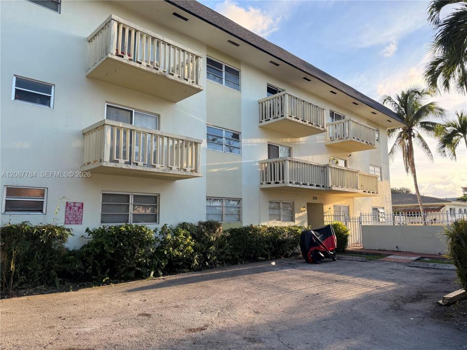 770 NE 128th St 304, North Miami, Florida 33161, USA