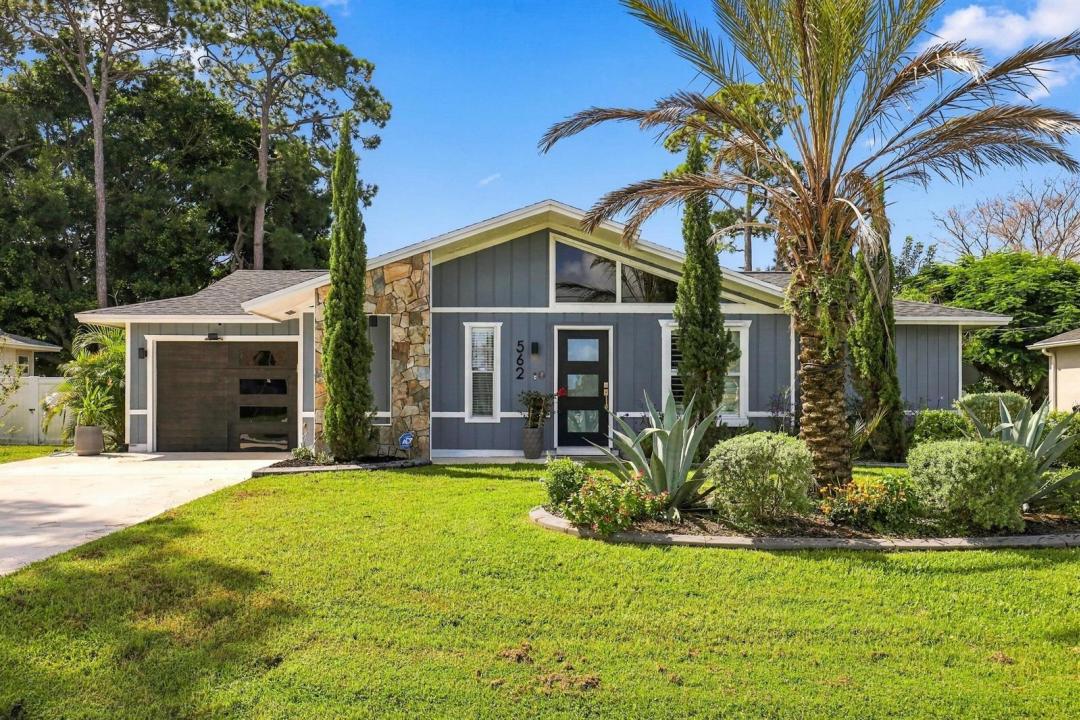 562 SW Eyerly Avenue, Port St. Lucie, Floryda 34983, USA