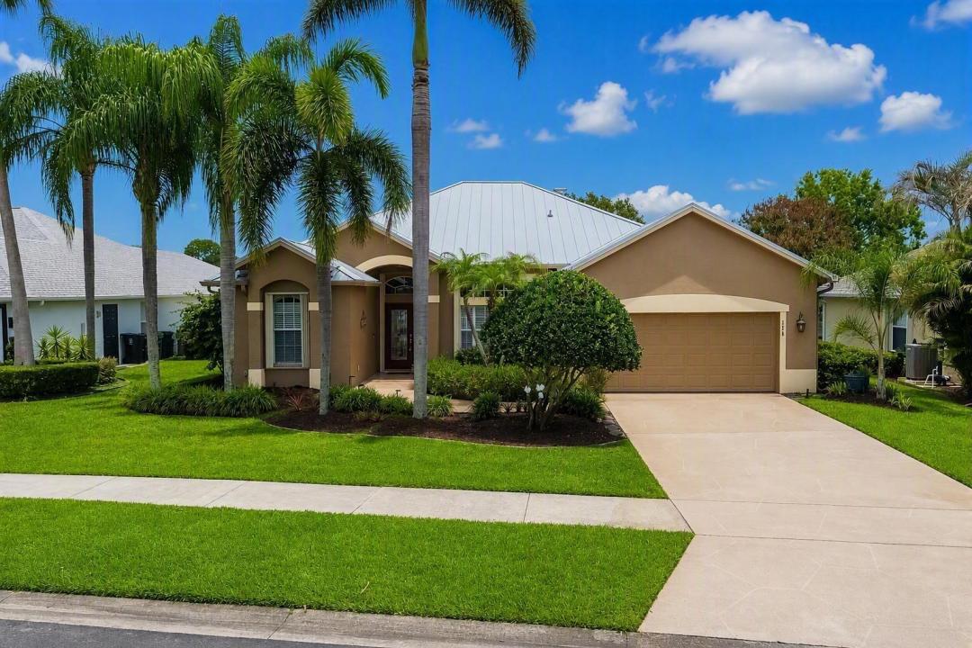 208 SW Whitewood Drive, Port St. Lucie, Floryda 34953, USA