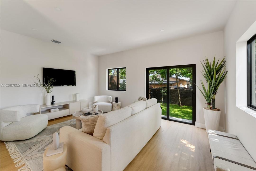 1917 NW 17th ST B, Miami, Floride 33125, États-Unis