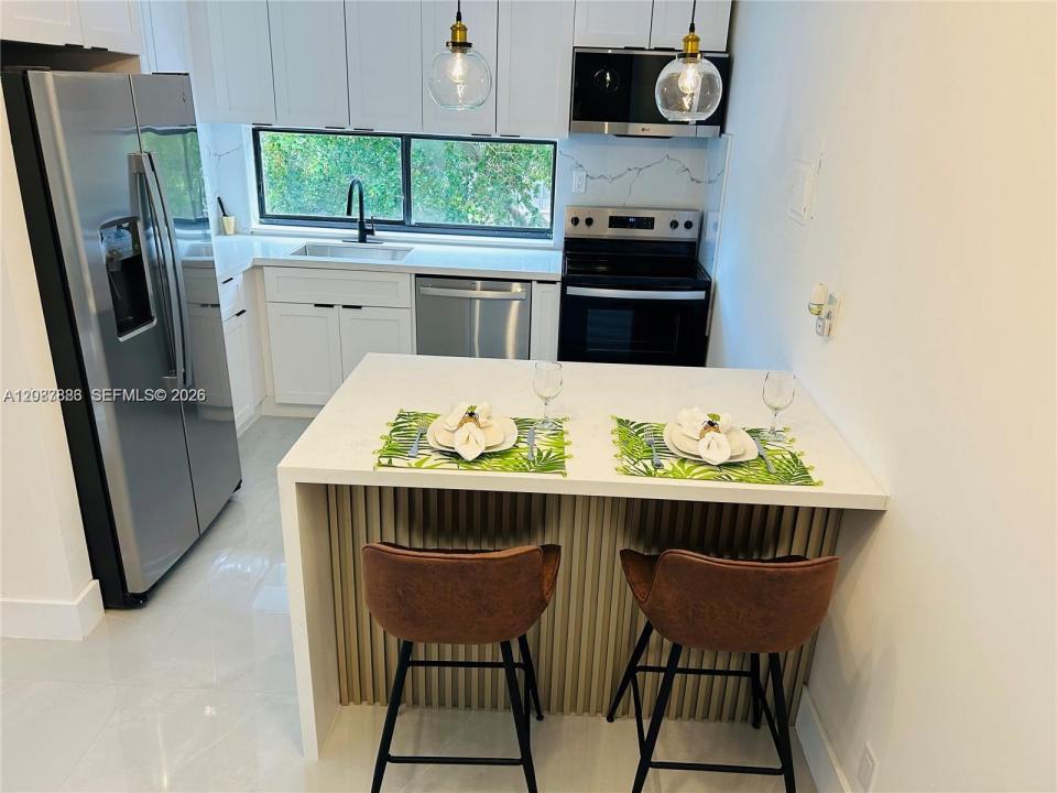 17021 N Bay Rd 427-4, Sunny Isles Beach, Florida 33160, Stati Uniti