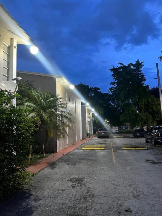 1525 NW 19th Ter 24, Miami, Floryda 33125, USA