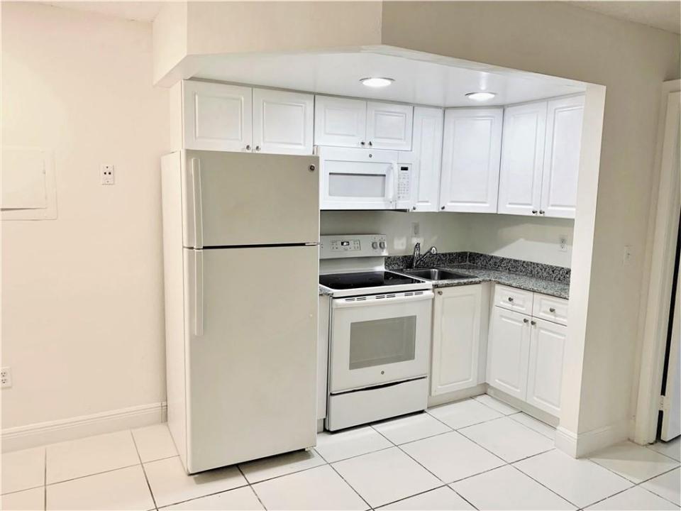 19455 NE 10 Avenue 2-121, North Miami Beach, Florida 33179, Stati Uniti
