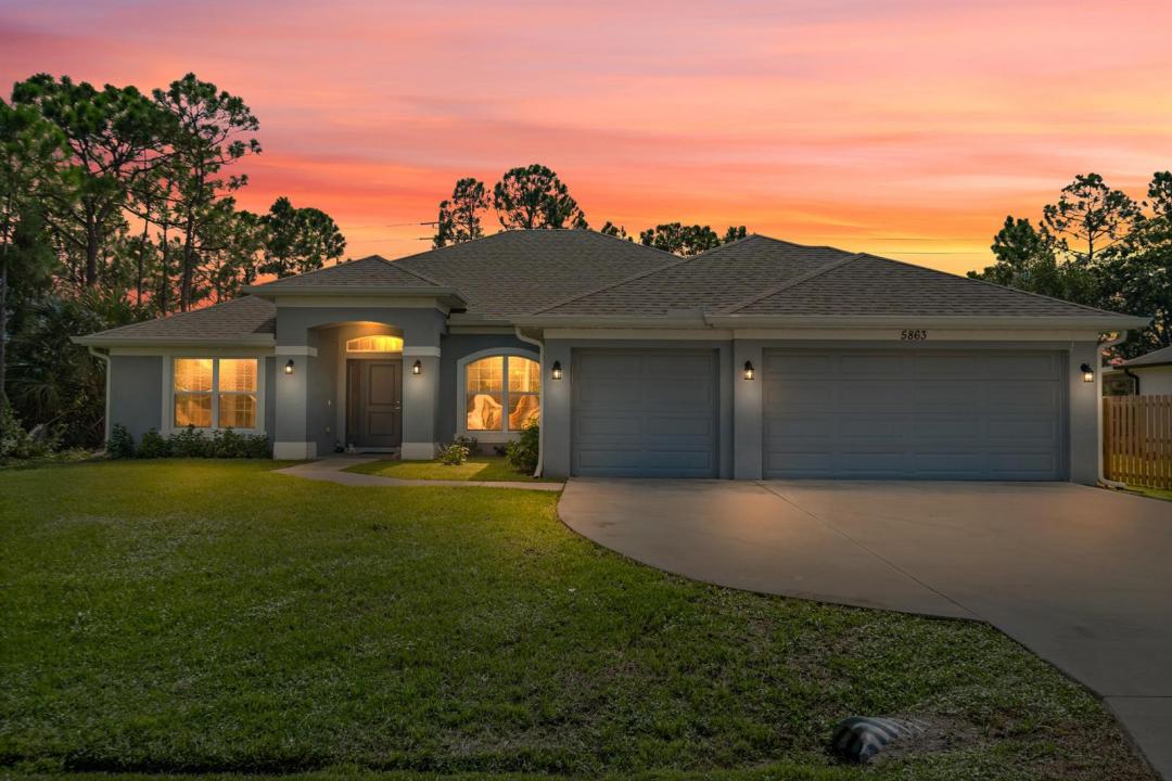 5863 NW CAROVEL Avenue, Port St. Lucie, Floride 34986, États-Unis