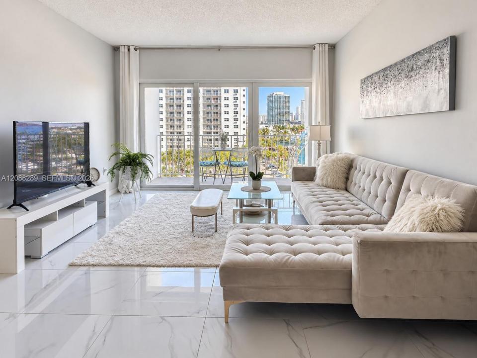 500 Bayview Dr 717, Sunny Isles Beach, Florida 33160, Stati Uniti
