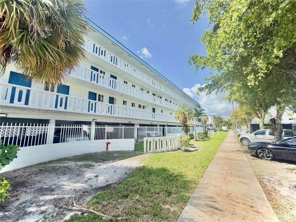 1150 NE 191st St 24, Miami, Florida 33179, USA