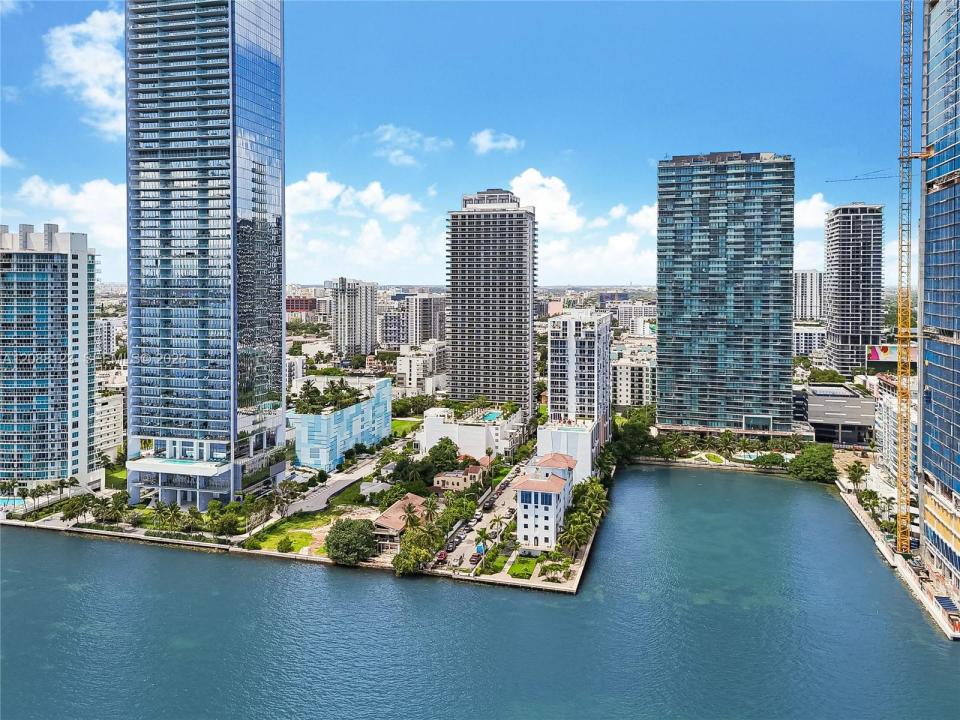 600 NE 27th St 704, Miami, Florida 33137, USA