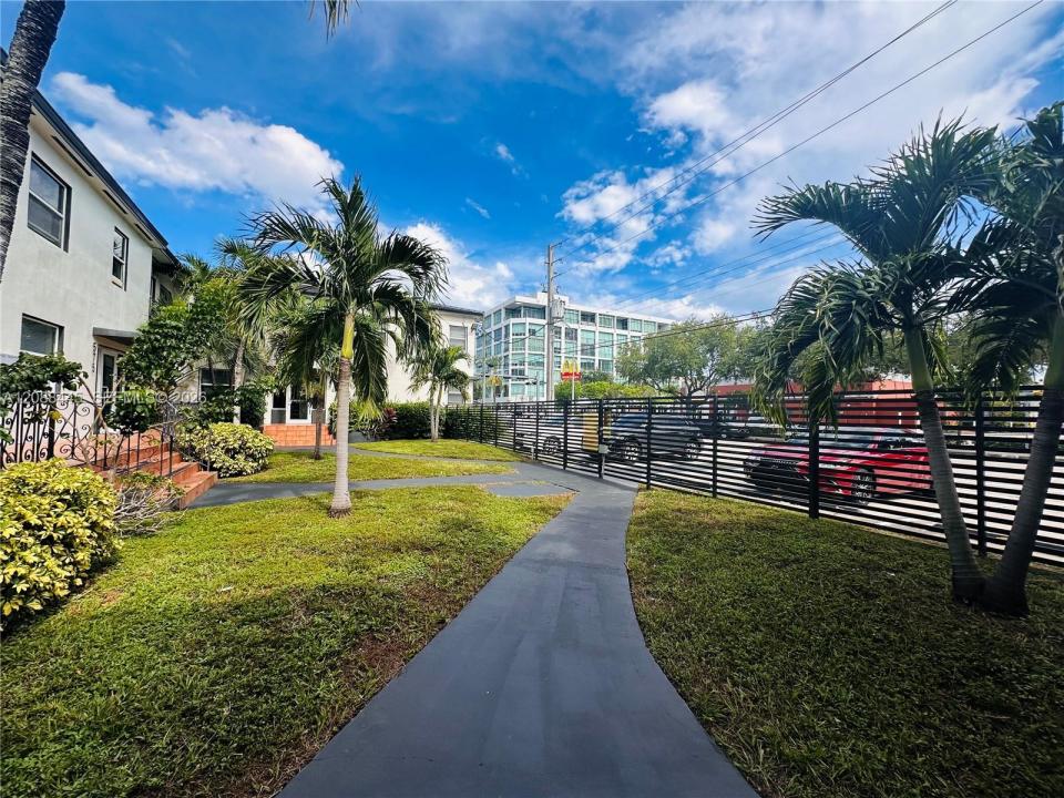 573 NE 82nd St 6, Miami, Floride 33138, États-Unis