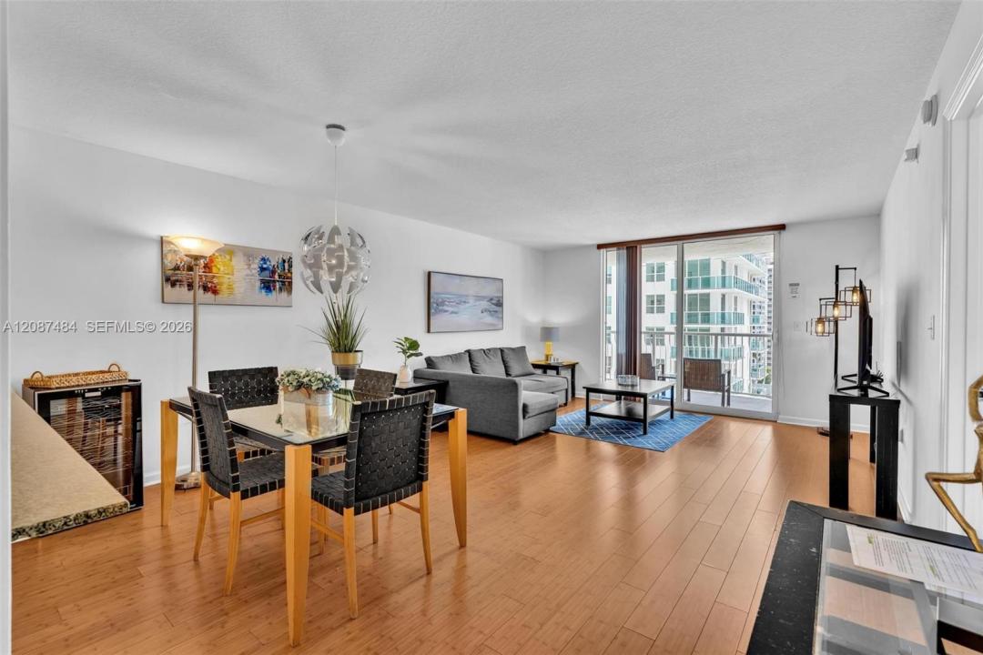 1200 Brickell Bay Dr 2119, Miami, Florida 33131, USA