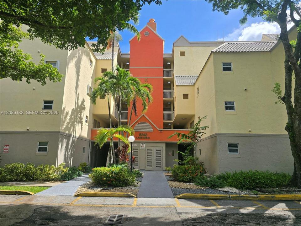 8343 Lake Dr 107, Doral, Florida 33166, USA
