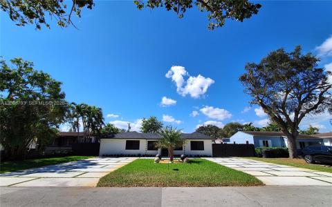 216 Shadow Way, Miami Springs, פלורידה 33166, ארצות הברית של אמריקה