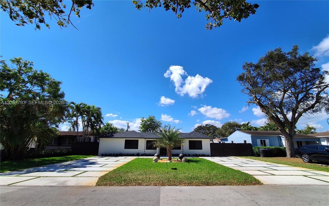 216 Shadow Way, Miami Springs, Florida 33166, USA