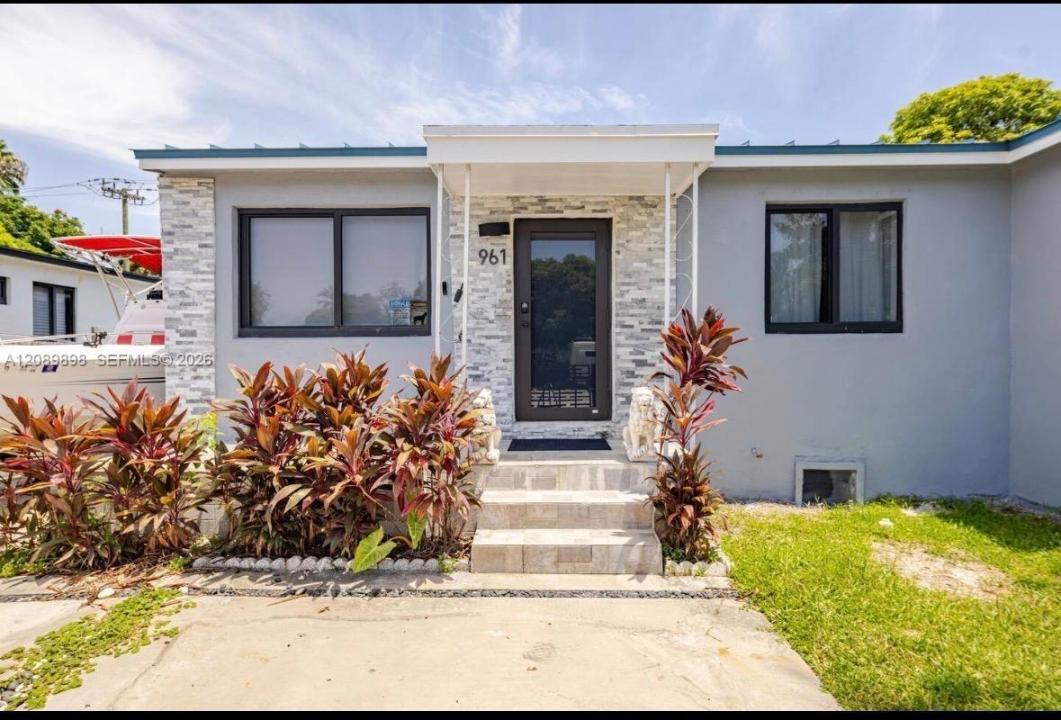 961 NE 155th Ter, North Miami Beach, Florida 33162, USA