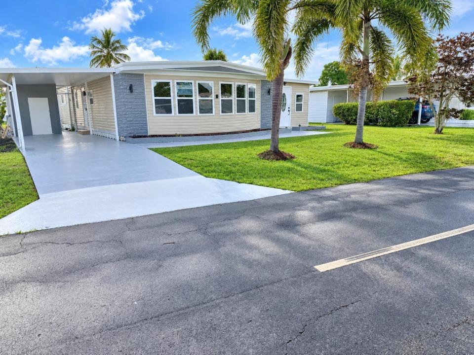 8572 Crown Drive, Boynton Beach, Florida 33436