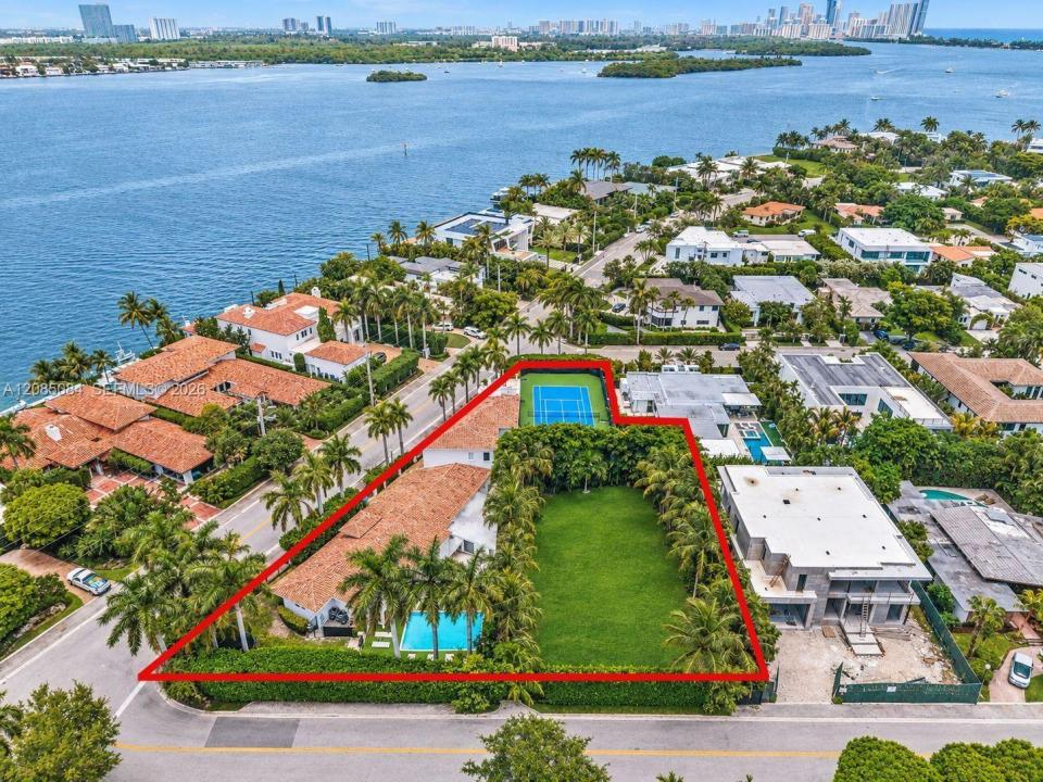 10031 W Broadview Dr, Bay Harbor Islands, Floride 33154, États-Unis